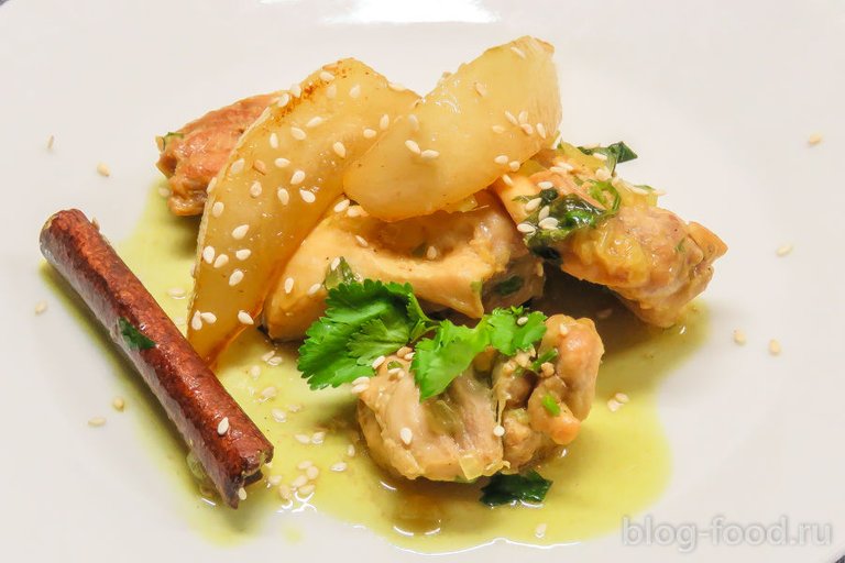 Chicken with honey pear and cinnamon