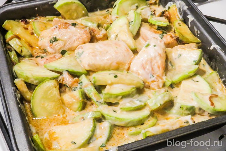 Chicken with zuccini in cream sauce