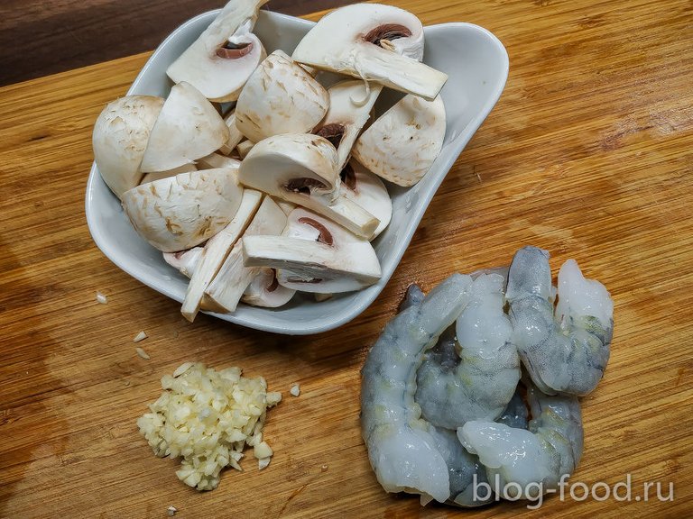 Shrimp in pesto sauce with mushrooms