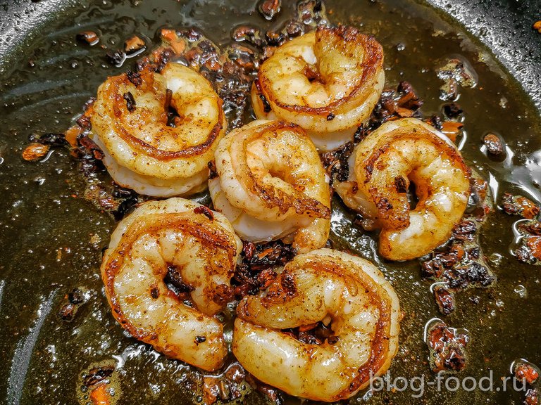 Shrimp in pesto sauce with mushrooms