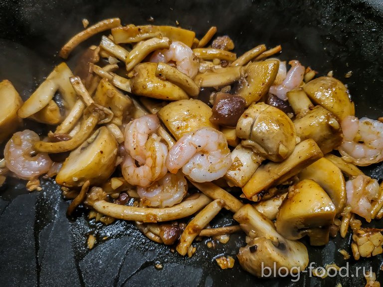 Shrimp in pesto sauce with mushrooms