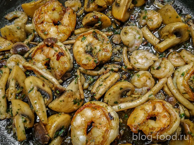 Shrimp in pesto sauce with mushrooms