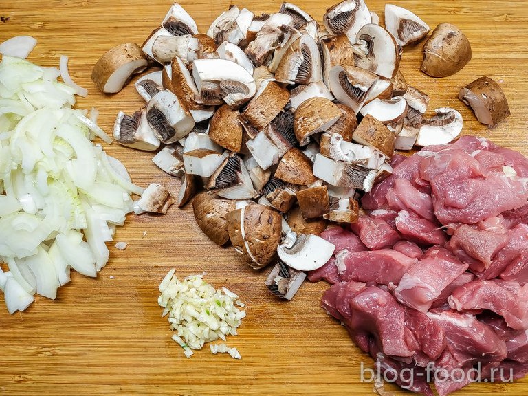 Pork in beer with mushrooms and sour cream