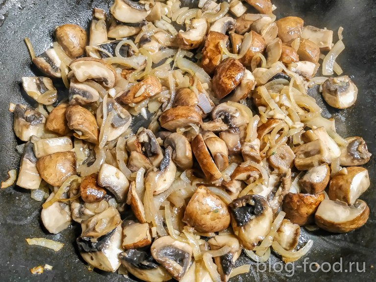 Pork in beer with mushrooms and sour cream