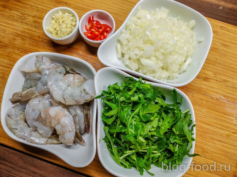 Farfalle with shrimp and arugula