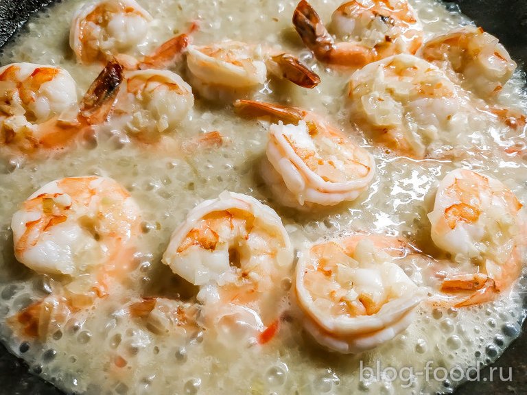 Farfalle with shrimp and arugula