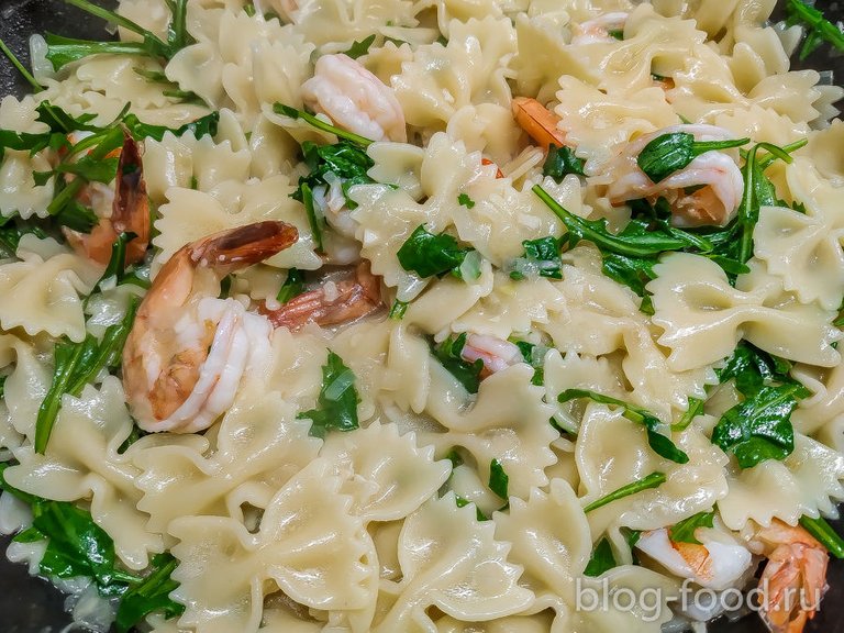 Farfalle with shrimp and arugula