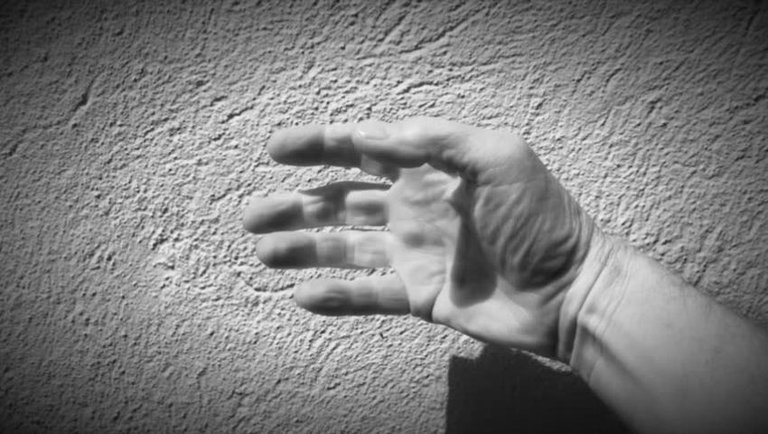 Tai Chi Hand positions： 1 Forming The Fist