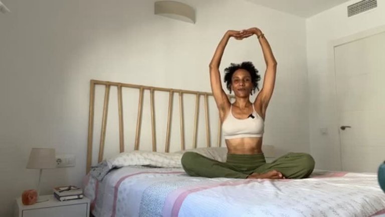 10 Minute Morning Yoga in Bed ｜ Gentle Wake Up Yoga Stretches and Meditation