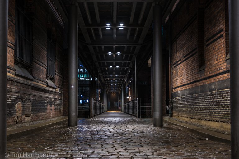 Gasse Hamburg Hafencity bei Nacht