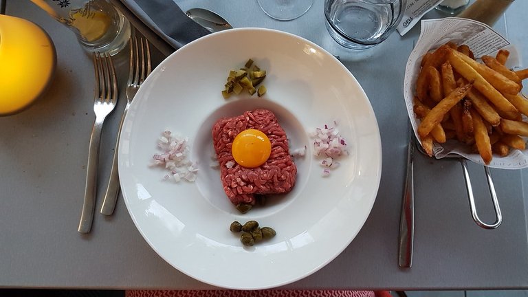 Raw minced meat (steak tartare) / Tartare de Bœuf