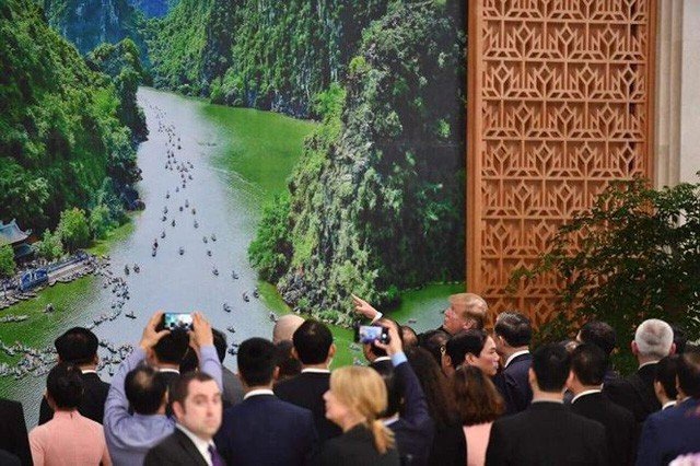 The US President and his delegation are sightseeing Trang An at the Government Office of Vietnam. Photo: X.T