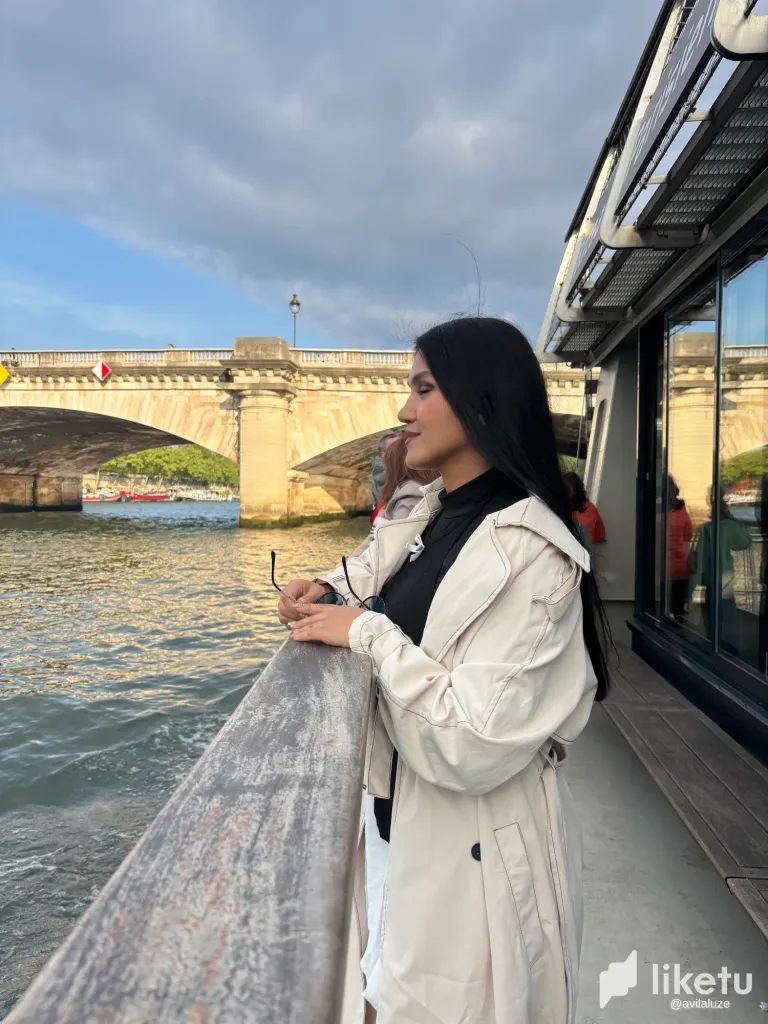 [Eng/Esp] Seine River Cruise with the Eiffel Tower in the Background ✨🛥️ Paseo por el Río Sena con la Torre Eiffel de Fondo
