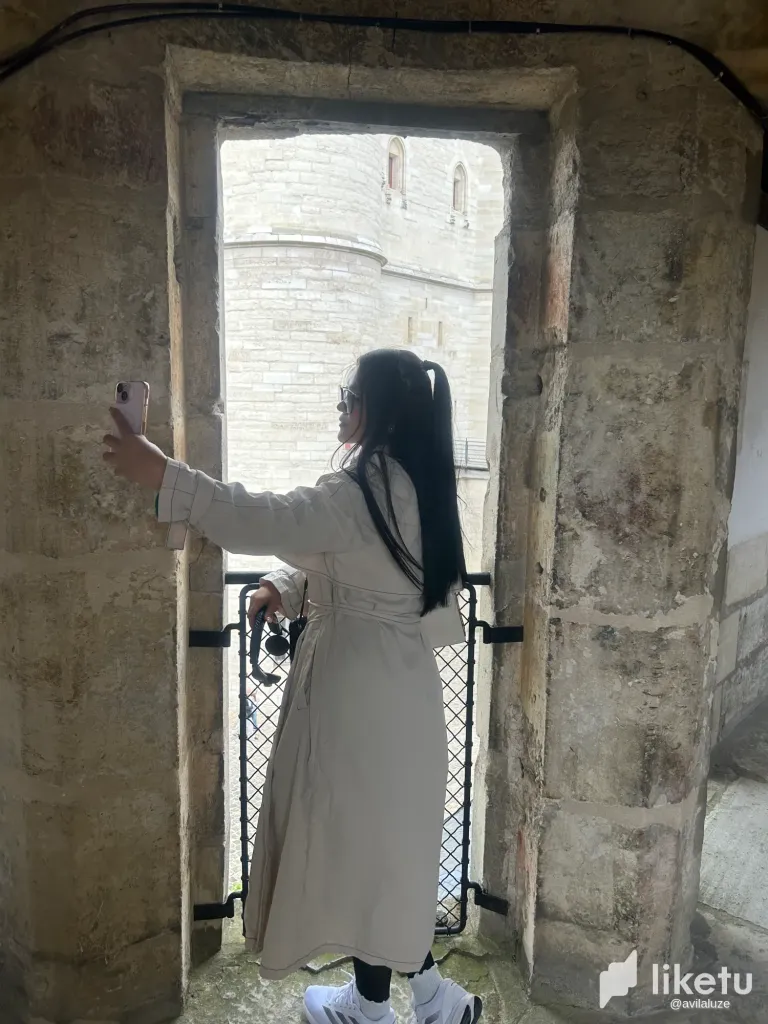 A Royal Visit to Château de Vincennes 👑✨ Una visita real al Castillo de Vincennes