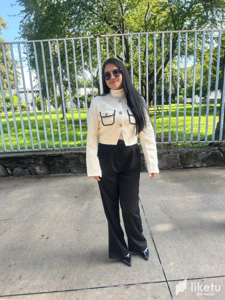 Ready for a Day Full of Curiosity and Science 🧪✨ Lista para un Día de Curiosidad y Ciencia 🧪✨