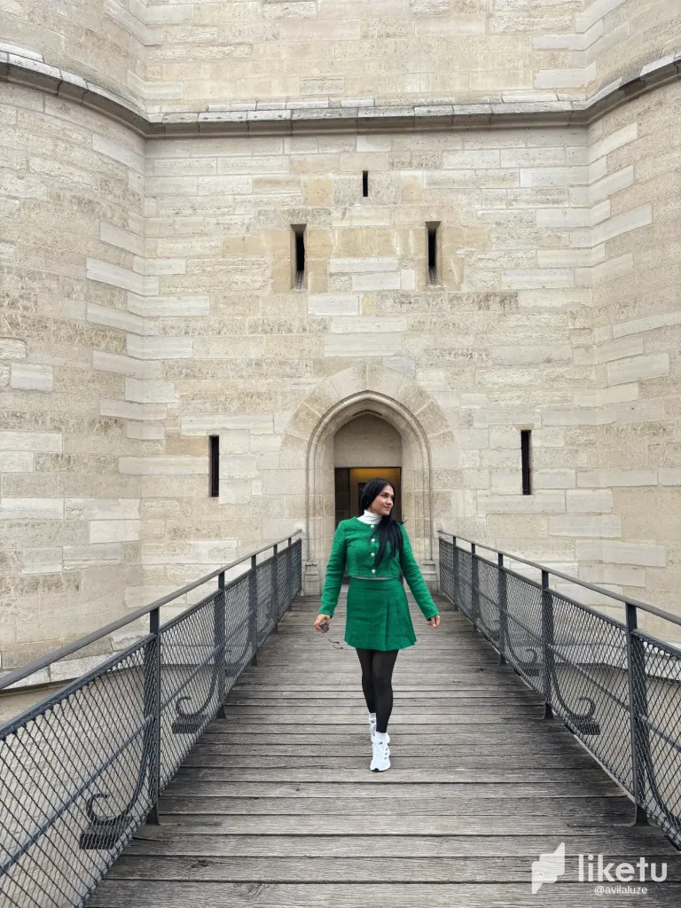 Outfit Change at Château de Vincennes – Feeling Like a Parisian Muse 💫 Cambio de outfit en el Castillo de Vincennes – Me siento una musa parisina 💫