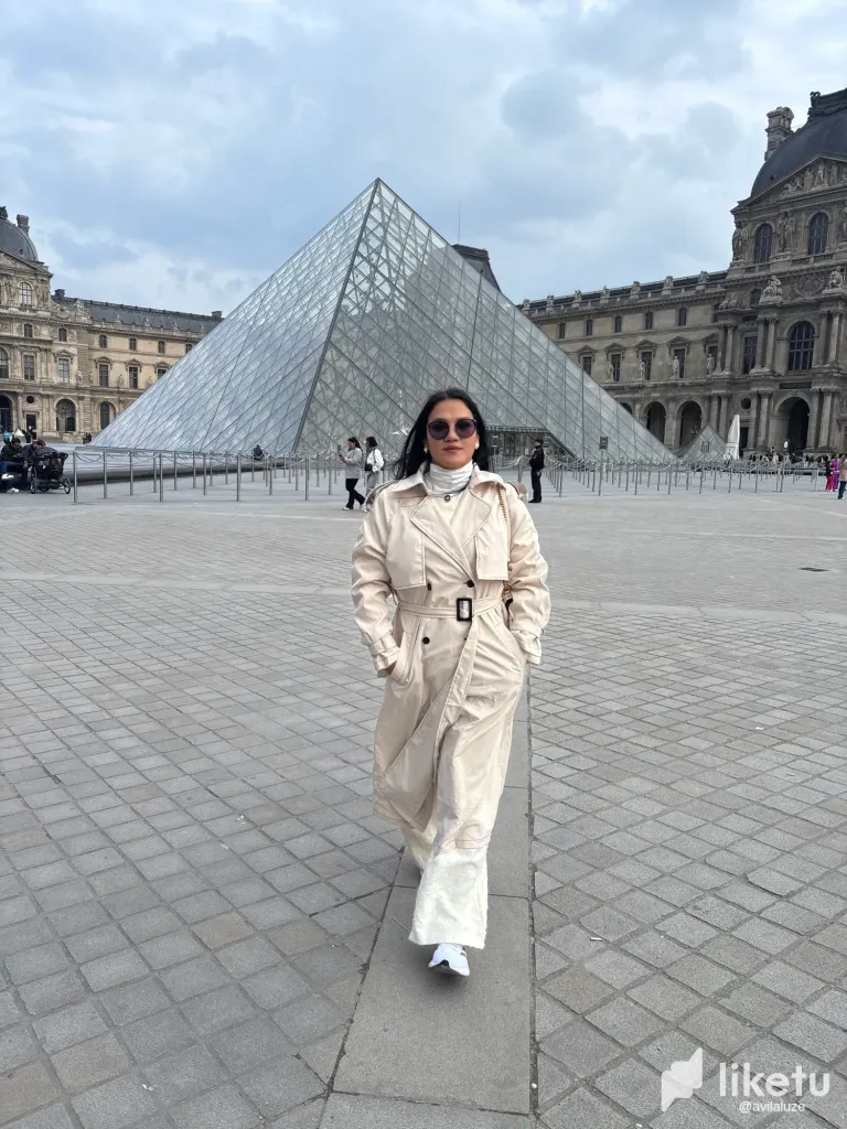 [Eng/Esp] Outside the Louvre, Where Art Meets Elegance 🎨✨ Afuera del Louvre, Donde el Arte se Encuentra con la Elegancia