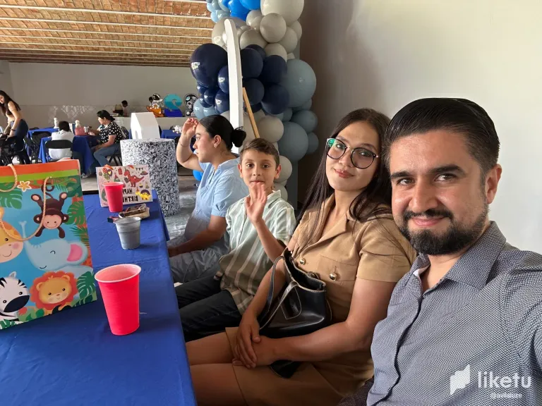 🎉 A Fun Day at a Birthday Party / Un Día Divertido en una Piñata 🎉