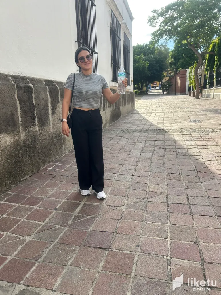 A Peaceful Walk Through My Town 🚶‍♀️💧 Caminando por las Calles de Mi Pueblo 
