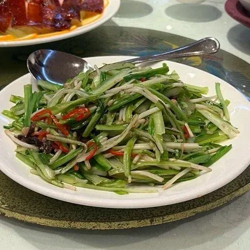 cl7gbp5iv01di0vm7g8ud6sgf_Stir-fried_Green_Dragon_Chives.webp