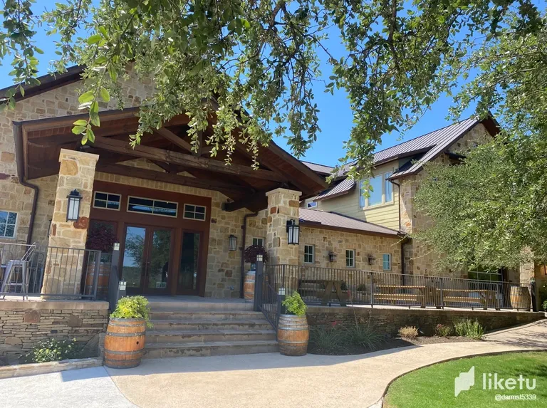 cljfwx4s200z734szft6s472f_Welcoming_entrance_to_winery.webp