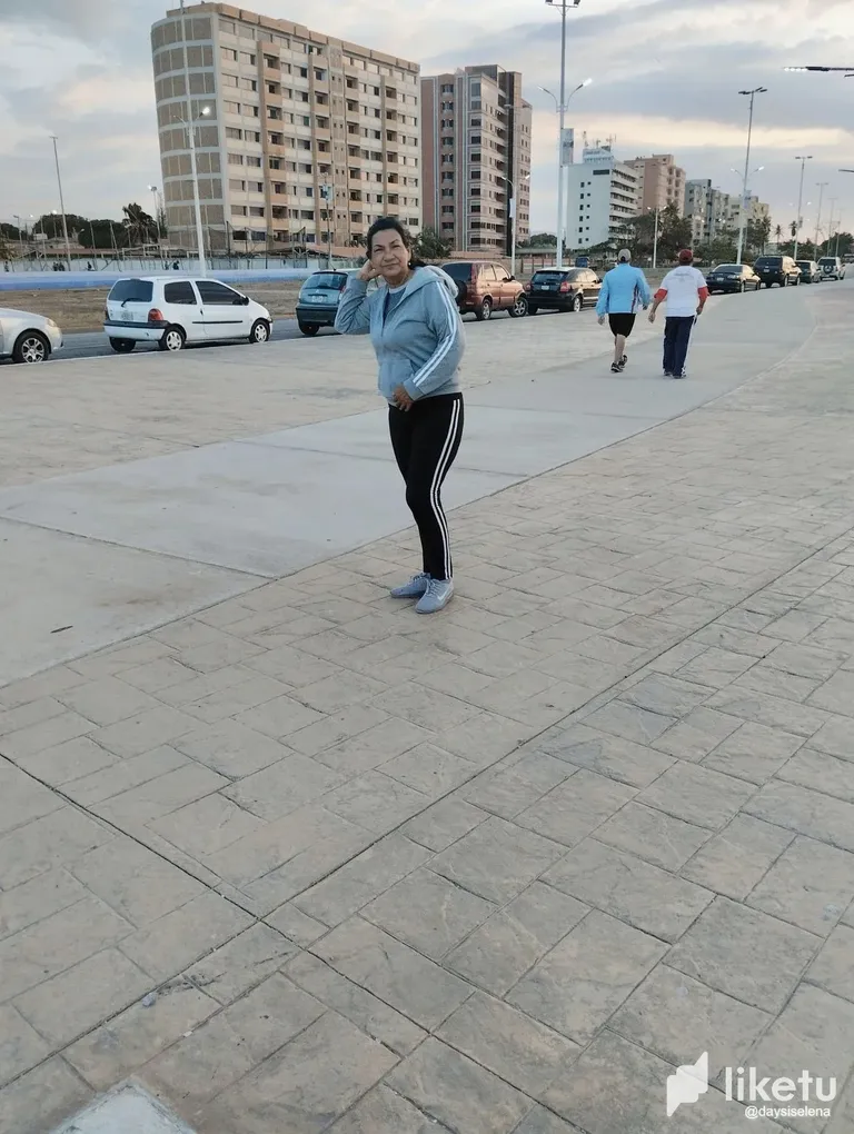 clgntwjrm020k5dszby2y0pos_caminando1.webp