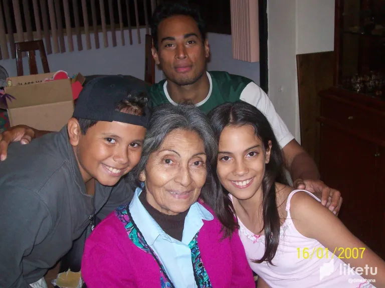 Lns7u7HmqFQVX6J7_Abuela_Dora_y_Nietos.webp