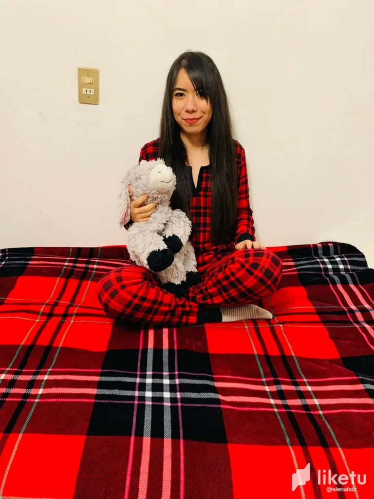 Rainy Morning in Pajamas 🌧️ / Mañana Lluviosa en Pijama 🌧️
