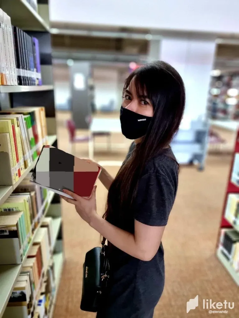 Happy but torn… which book do I choose? / Feliz pero indecisa… ¿cuál libro me llevo? 📚💭