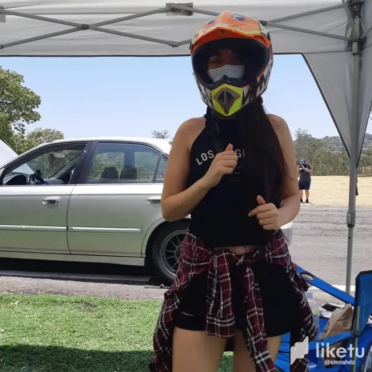 Trying on a Biker Helmet / Probando un Casco de Motociclista