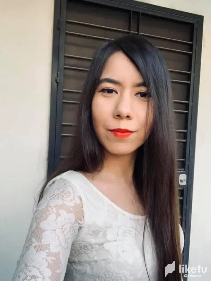 Red Lips and White Shirt Mood / Labios Rojos y Camisa Blanca