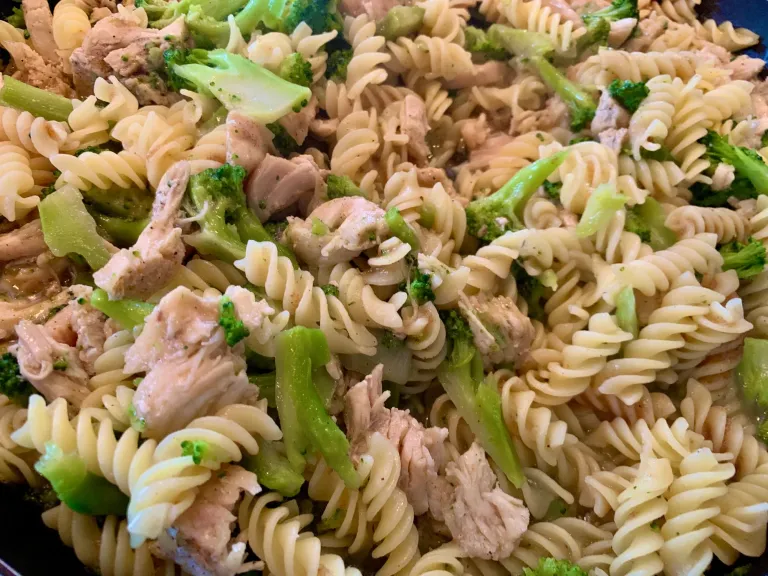 clrnvq1et007mywsz40aqdzvm_chicken_brocolli_pasta.webp