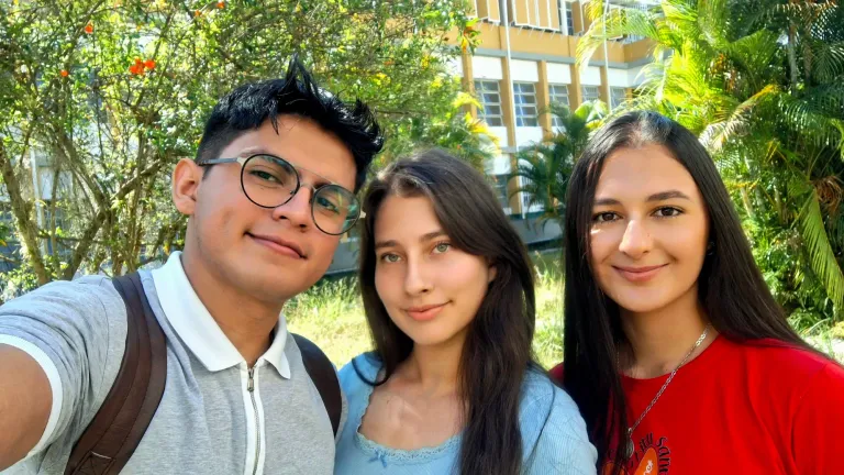 HkVzofZNFFi8ke7J_1000050871.webp
