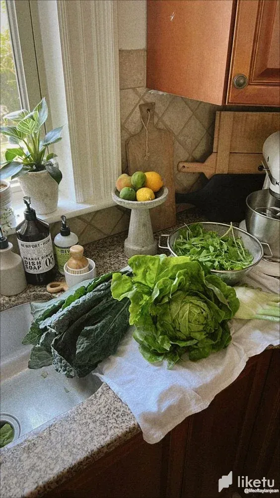 clt5h9qiq02q85osz30267y10_farmers_market_stuff.webp