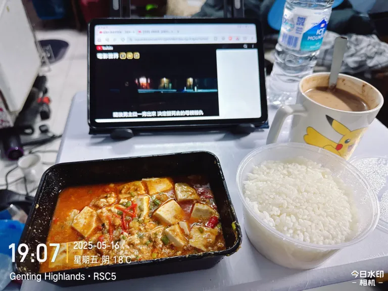 平板电脑配饭吃……