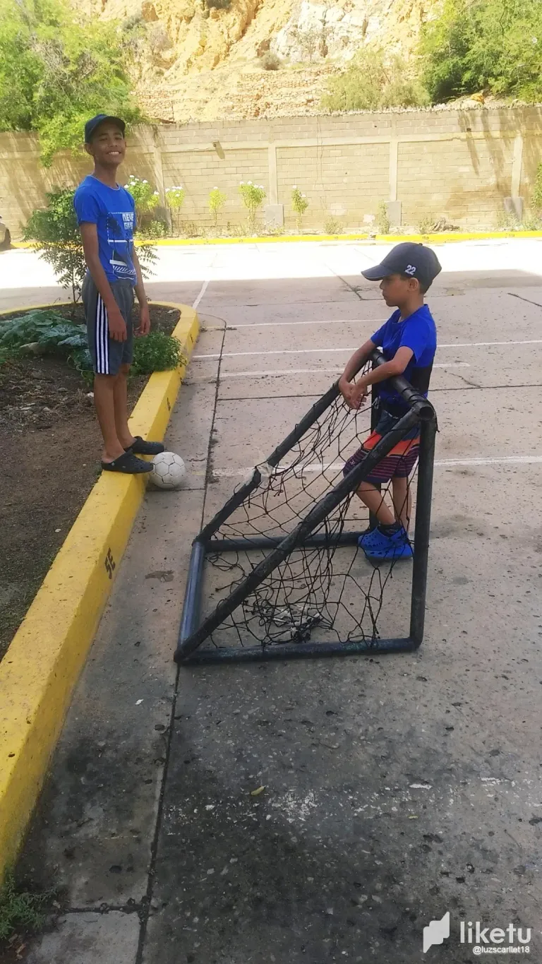 9srHgBGXImSalHZQ_Football_4.webp
