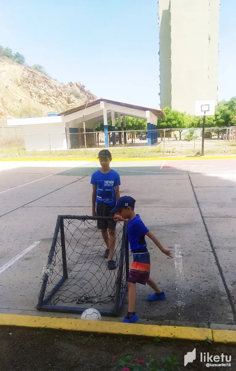 J2vsTLdkaZuY32ya_Football_2.webp