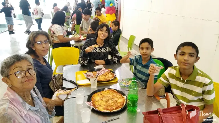 UmeVxCR6cF4wbuF4_pizza_4.webp