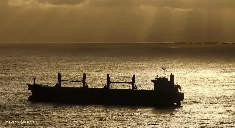 cl9hpbiqw000a0wkccrcg6rdb_ship-silhouette-002.webp