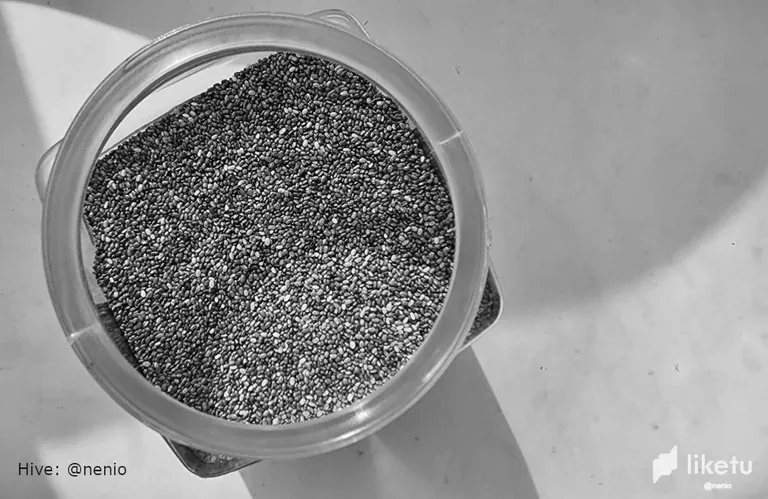 claypylrf06431ymjbojofcme_chia-seeds-003-bw.webp