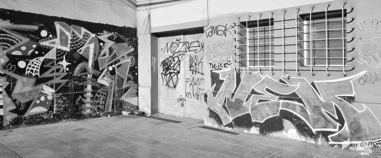 cle0cb2dq009j3xsz48g5656u_antofagasta-streetart-046-bw.webp