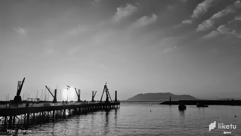 clfrk4r2h01bs4uszfagz840z_historical-port-sunset-001-bw.webp