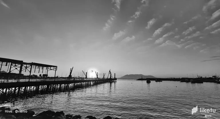 clfrk4we2018j6cszggg437ck_historical-port-sunset-003-bw.webp