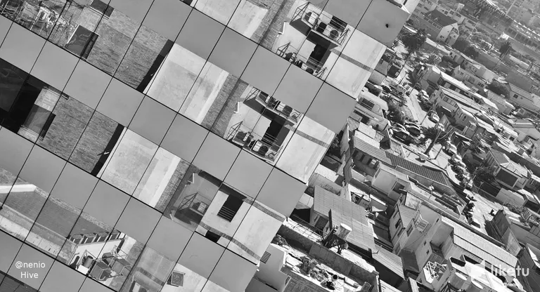 clfzrfoth00jd67sz1vfx29as_reflections-buildings-011-bw.webp