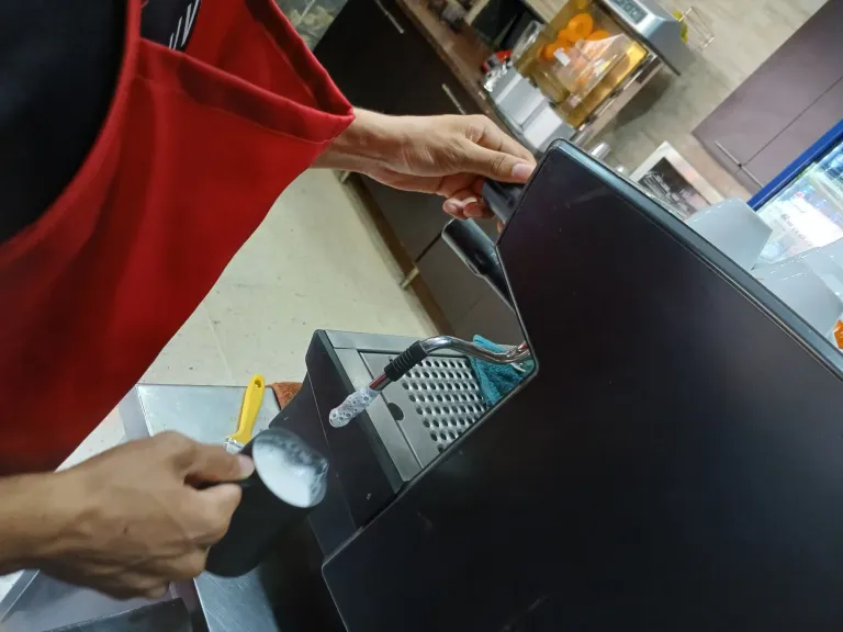 KbiL2VtQfvFqqNdH_1000100543.webp
