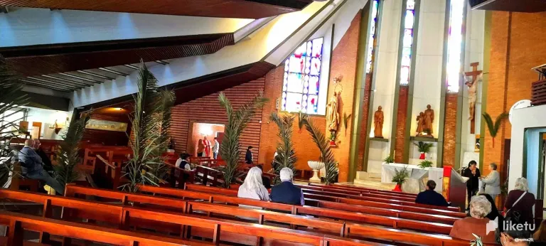 aMKoylhoAtFOFNAJ_dentro_de_la_iglesia.webp