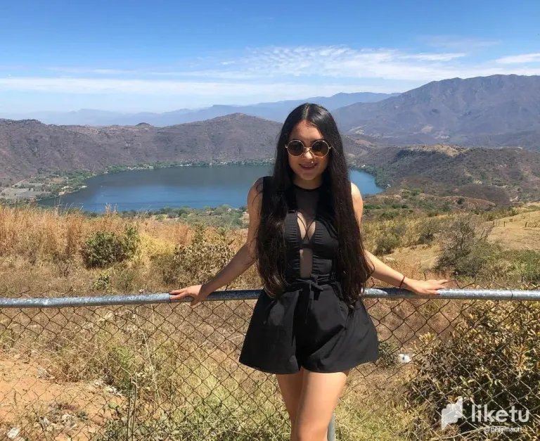 Nature’s Beauty Behind Me 🌿💧