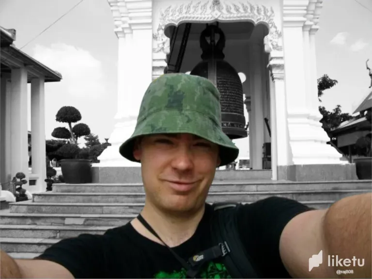 clehacb1o017f22szacca8e7v_RowThailandSelfieSelectiveColour.webp