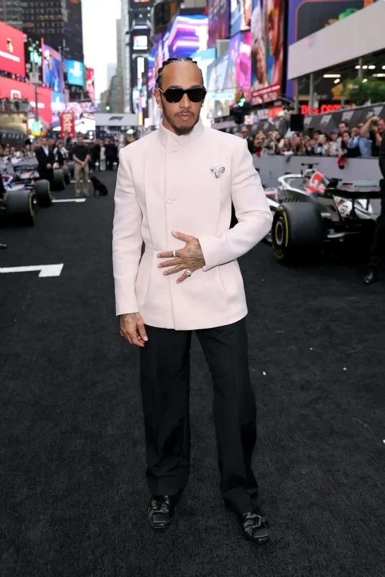 obADbikQmy3bmlEi_Lewis-Hamilton-Wore-Dior-Men-To-The-F1-The-Movie-New-York-Premiere-750x1125.webp