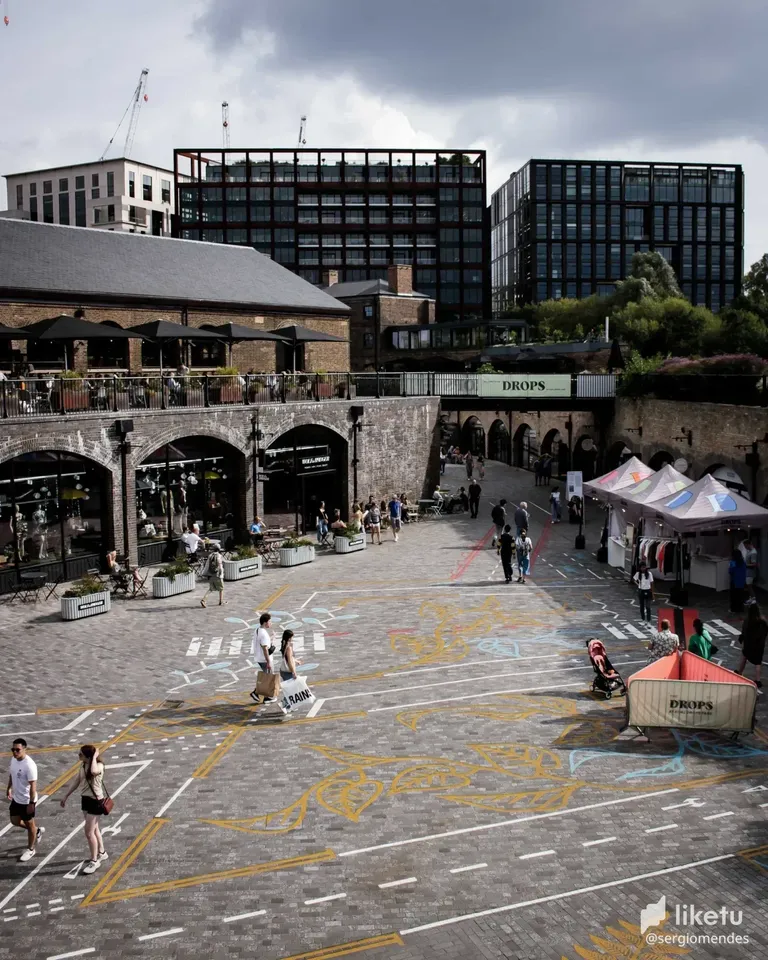 cl90aqqt300vi14kcafp54int_In_the_Shopping_centre_1_small.webp